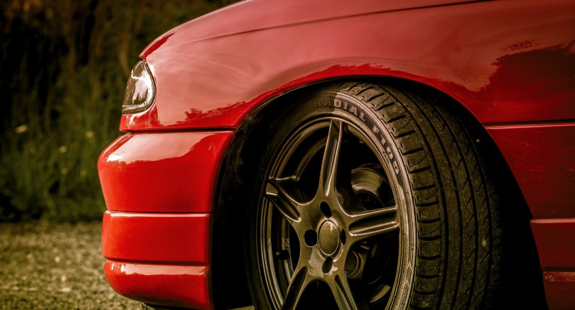 Opel astra wjechał w ogrodzenie, kierowca zniknął. A potem zniknęła astra. W tej sprawie jest wiele pytań