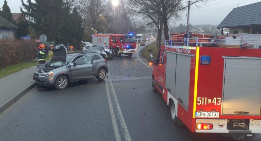 Zderzenie dwóch samochodów osobowych w Kodrębie. Jeden z kierowców nie czekał na policję 