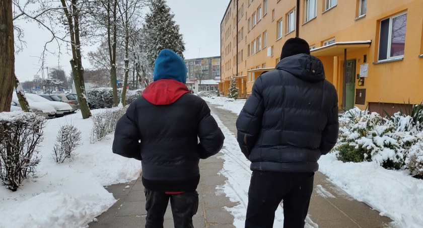 Wolny ptak ze złamanymi skrzydłami. „Śpi pod balkonem byłej nauczycielki