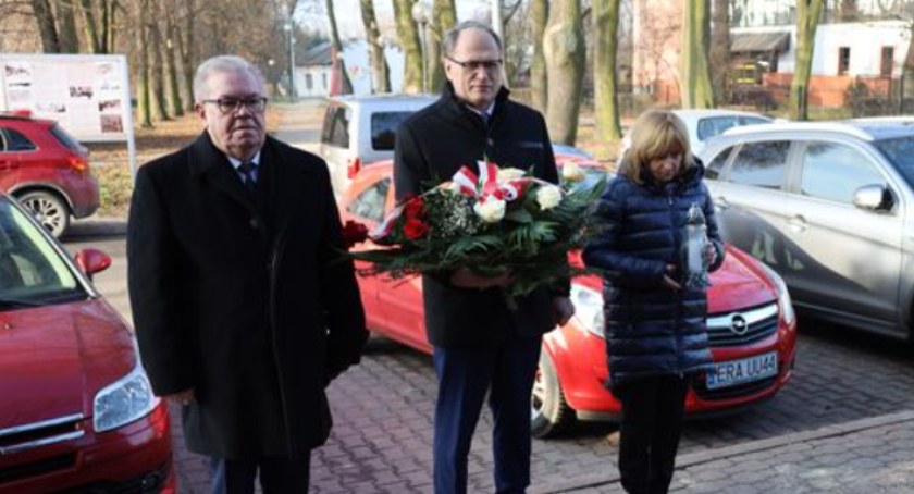 78. rocznica wyzwolenia nazistowskiego obozu zagłady Auschwitz-Birkenau. Kwiaty pod macewą