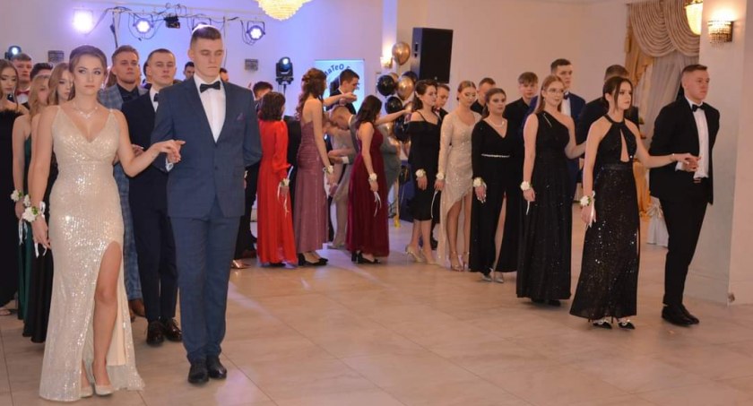 Uczniowie Zespołu Szkół Ponapodstawowych zatańczyli poloneza 