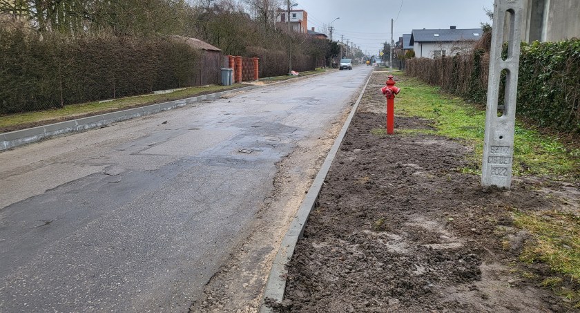 Czytelnik: Przydałby się chodnik. Urząd miasta: Nie planowaliśmy. Może kiedyś, jak wystarczy miejsca