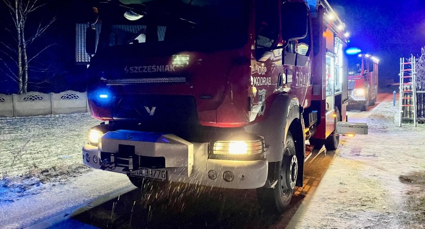 Józefów, gmina Kodrąb: Pożar sadzy w kominie. Na miejscu dwa zastępy straży pożarnej