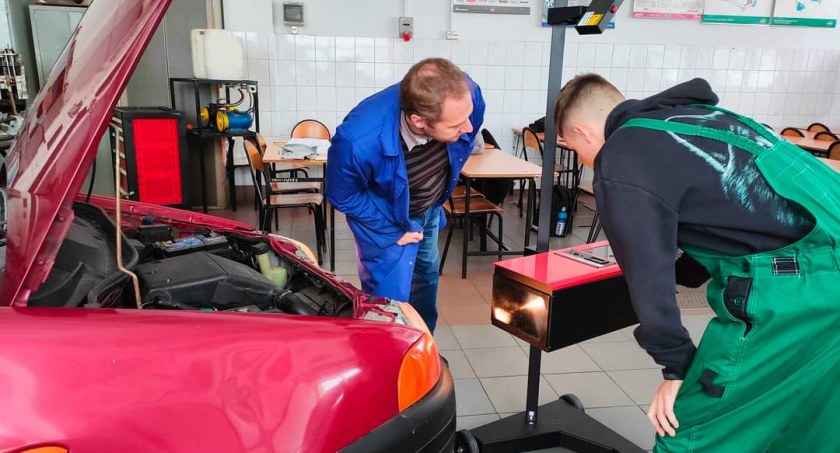 Mechanik: Pracownia samochodowa wzbogaciła się o nowy sprzęt. Uczniowie już z niego korzystają 