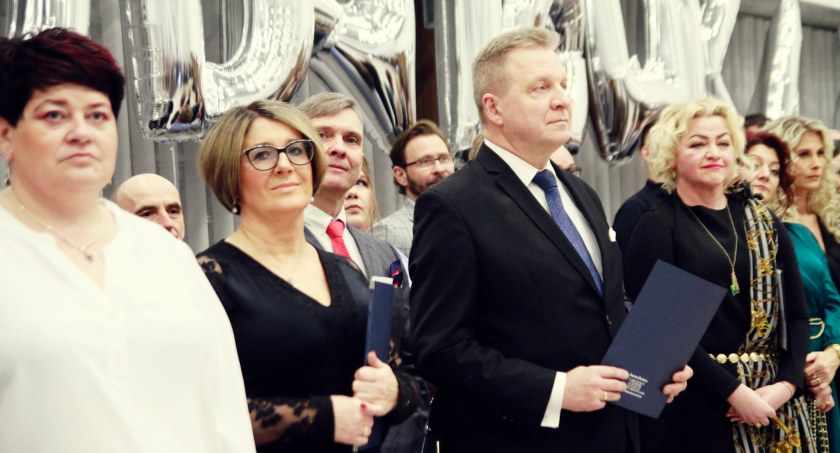 Studniówki na sępa. Dlaczego rodzice muszą płacić za polityków na uczniowskiej zabawie?