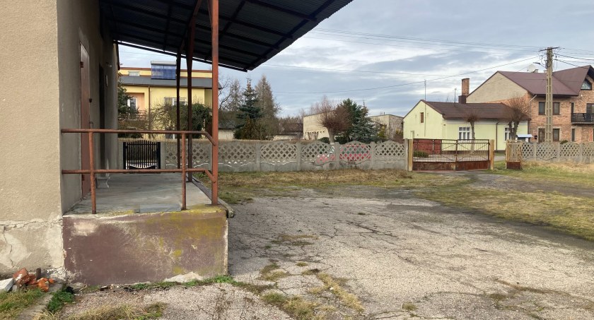 Ziemia niczyja: w tej historii nie wiadomo, kto jest Pawlakiem, a kto Kargulem. 