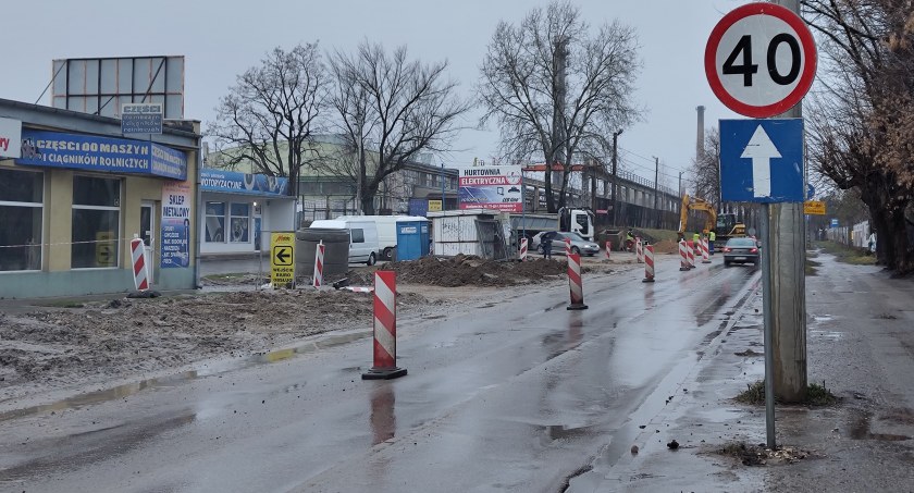 Krasickiego zamknięta, a kierowcy dalej jeżdżą. Jeżdżą i płacą. Drogówka ma pełne ręce roboty