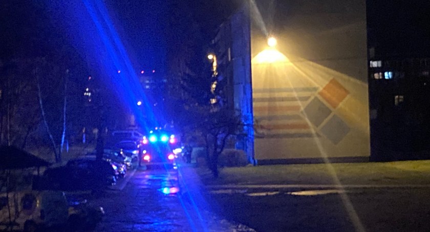 Strażacy pomogli przetransportować pacjentkę do karetki. Było zagrożenie życia