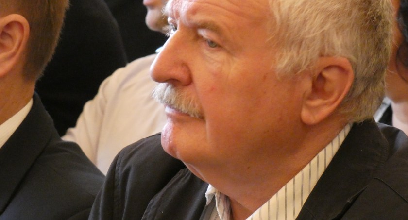 Trzech radnych PiS za ulicą Słowińskiego, byłego prezydenta Radomska, ale też współpracownika SB. Uchwała przeszła