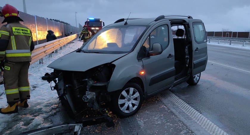 Uwaga, ślisko! Dwie kolizje na autostradzie A1 w pobliżu Radomska. Jedna osoba poszkodowana 
