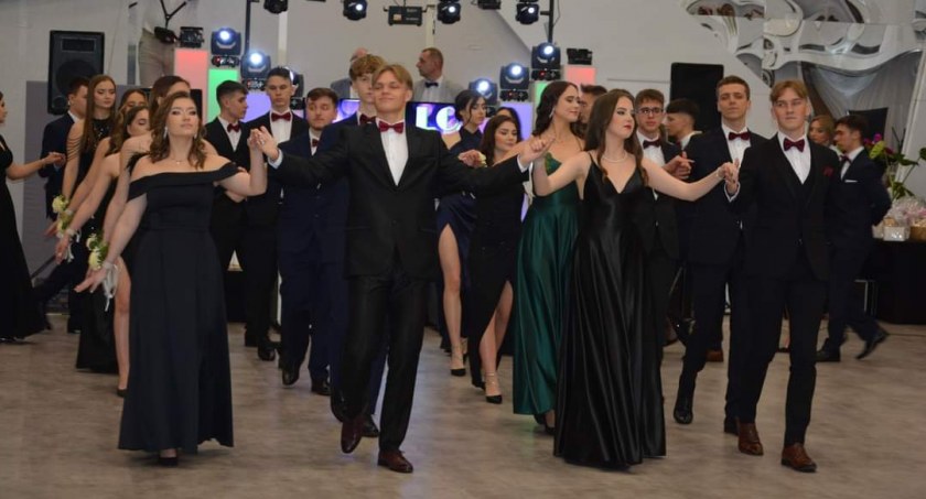 Maturzyści z I LO im. Feliksa Fabianiego zatańczyli poloneza. Za nimi studniówkowy bal