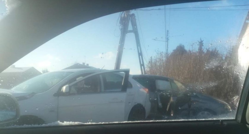 Okrajszów, gmina Radomsko: 20-letni kierowca Seata nie zatrzymał się przed znakiem STOP. Doszło do zderzenia 