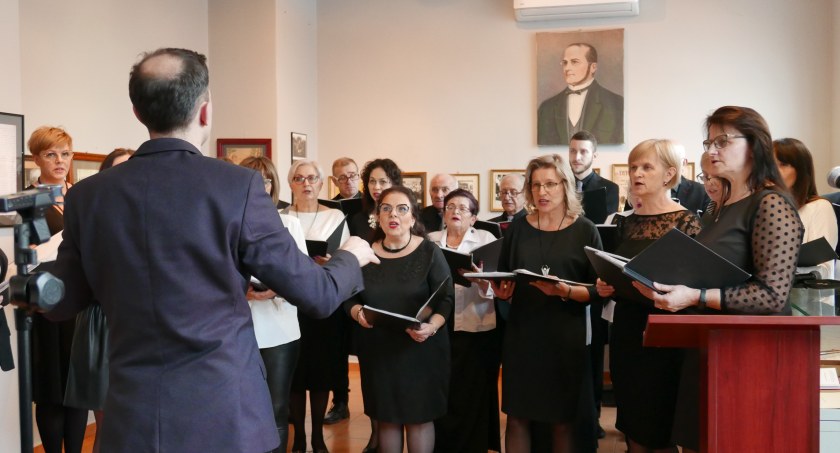[WIDEO, ZDJĘCIA] Chór Moniuszkowców rozpoczął świętowanie 100-lecia. Na początek jubileuszowa wystawa