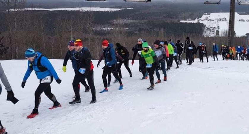 7. Trail Kamieńsk. Na starcie dwóch dystansów stanęło kilkuset biegaczy 