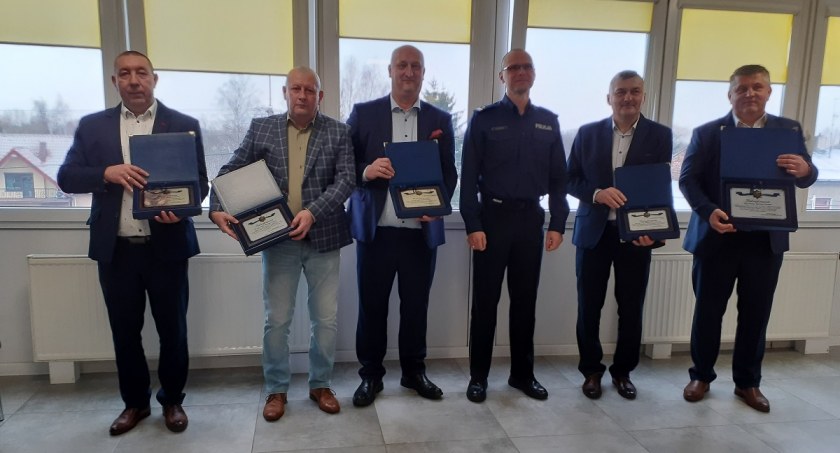 KPP Radomsko: Pięciu policjantów pełniło służbę 30 lat. W piątek przeszli na zasłużoną emeryturę
