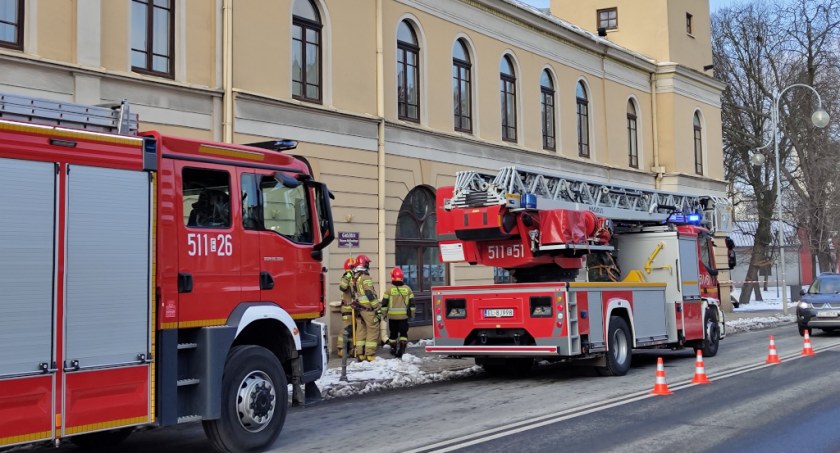 Uwaga na Narutowicza przy Muzeum Regionalnym. Strażacy usuwają z dachu śnieg i lód