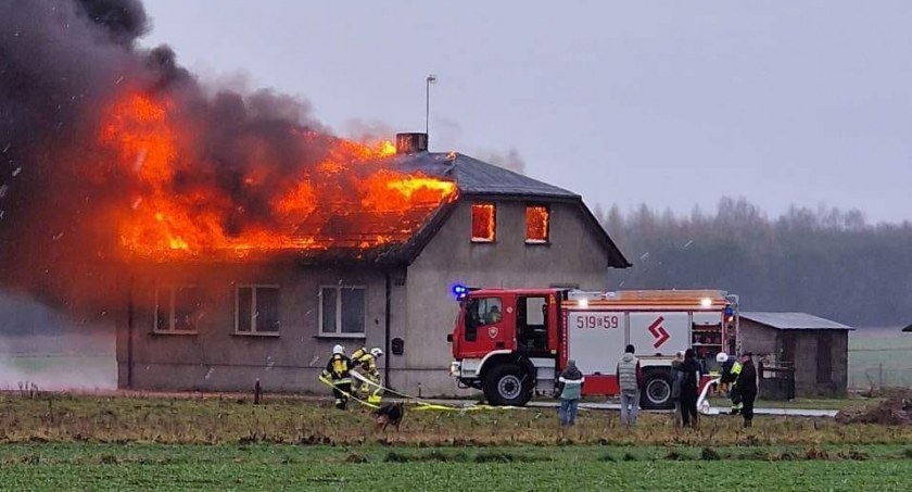 [ZBIÓRKA] Pożar domu w Krzywanicach. Pięcioosobowa rodzina bez dachu nad głową. - Nie wiemy, co robić