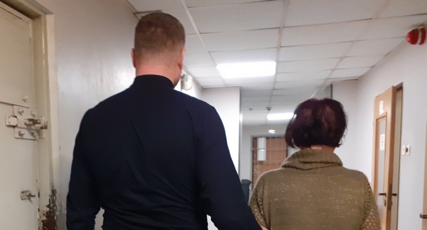 Próba zabójstwa: Poszło o pilota do telewizora, 40-latka chwyciła za nóż. Dla policji miała swoją wersję