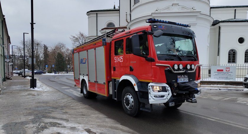 Ulica Krańcowa. Strażacy wezwani do otwarcia domu. W środku zwłoki mężczyzny w stanie rozkładu