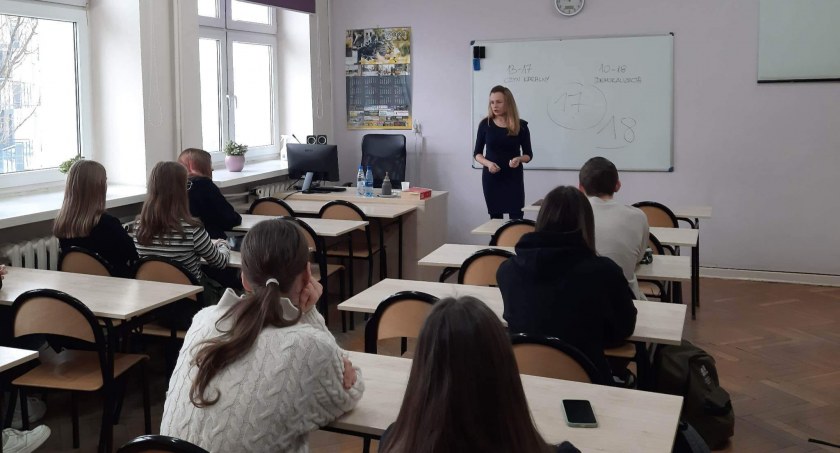 Dzień Bezpiecznego Internetu w II LO. Spotkanie z policjantem i sędzią