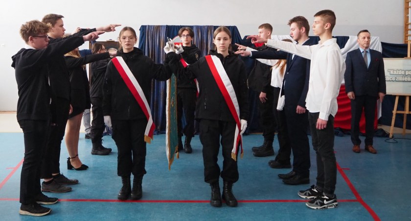 Ślubowanie uczniów klas pierwszych w Zespole Szkół Ponadpodstawowych nr 1