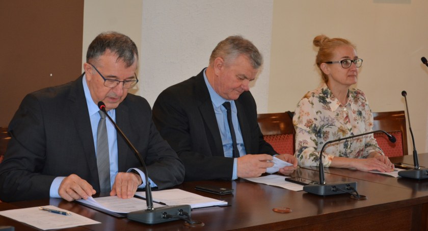 Rehabilitacja 25 plus. Powiatowi radni z komisji zdrowia analizowali raport z pilotażowego programu