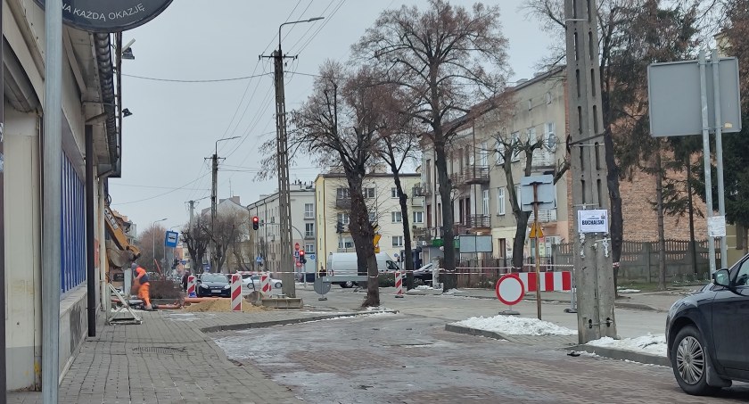 Na Reymonta na razie bez zmian. To znaczy może brzydko pachnieć, bo ta naprawa to coś innego