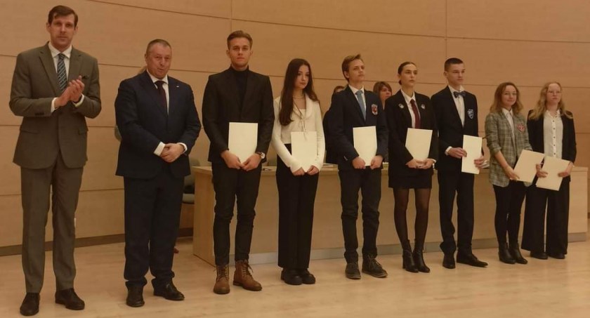 15 uczennic i uczniów ze szkół powiatu radomszczańskiego z nominacjami Prezesa Rady Ministrów stypendialnymi 