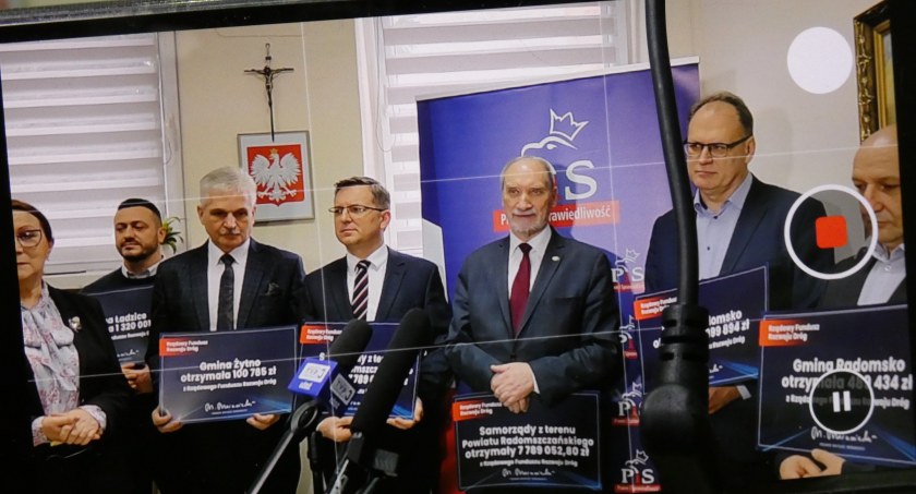 Prawie 8 mln zł dla powiatu radomszczańskiego na drogi. Michał Koski dziękuje premierowi Morawieckiemu