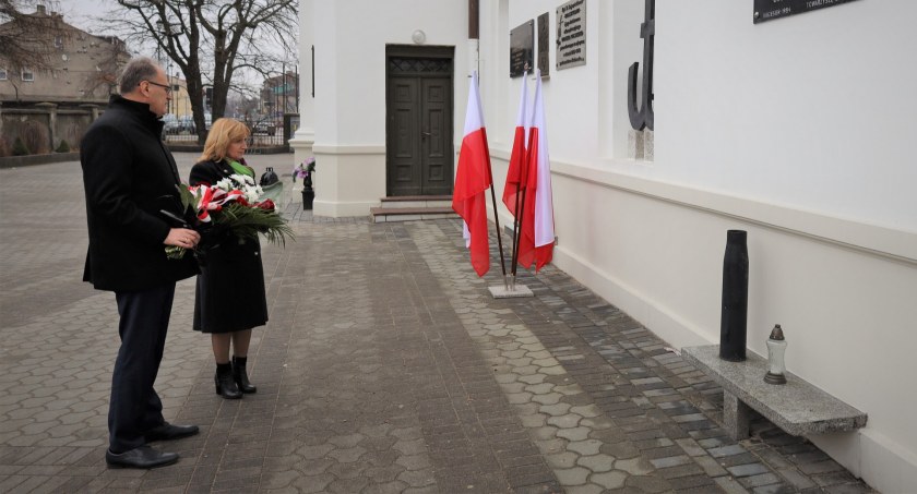 81. rocznica powstania Armii Krajowej. Kwiaty i znicze pod tablicą AK na kolegiacie św. Lamberta