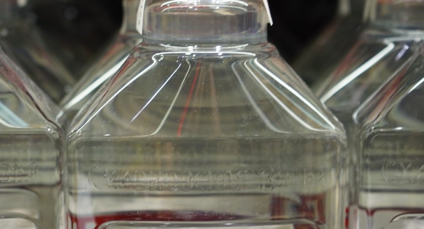 Radomszczanin nie tylko produkował, ale i sprzedawał alkohol. Bez zezwolenia. Usłyszał zarzuty