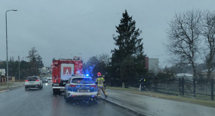 Na Krakowskiej przewróciła się rowerzystka. Nieprzytomnej kobiecie pierwsi pomocy udzielili strażacy 
