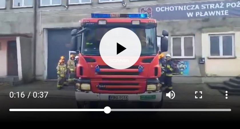 [WIDEO] OSP Plawno: Strażacy mają nowy wóz bojowy. To Scania przekazana przez radomszczańską straż zawodową 
