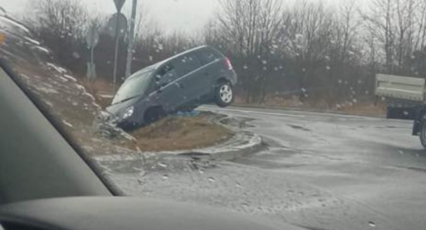 Policjanci znaleźli kierowcę, który spowodował kolizję na rondzie. Wypisali mu słony mandat