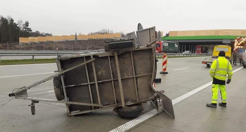 Na autostradzie A1 w kierunki Katowic doszło do kolizji. Sprawca, kierowca TIR-a, odjechał