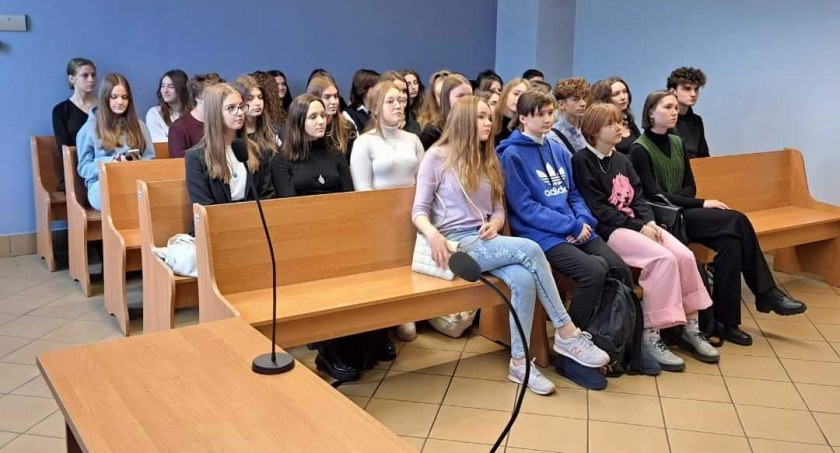 Licealiści z Fabianiego na sali sądowej. A także w sądowym archiwum 
