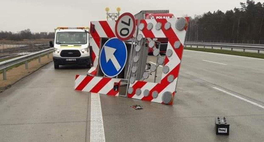 Autostrada A1, 370 km, Huta Porajska: Kierowca busa wjechał w przyczepkę. Policja prosi świadków o pomoc