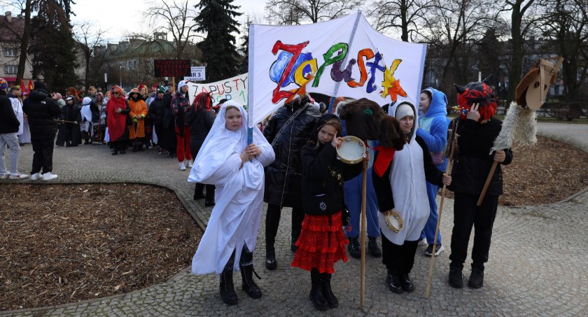 Miejskie Zapusty organizowane przez PSP nr 7. Barwny korowód przeszedł ulicami miasta