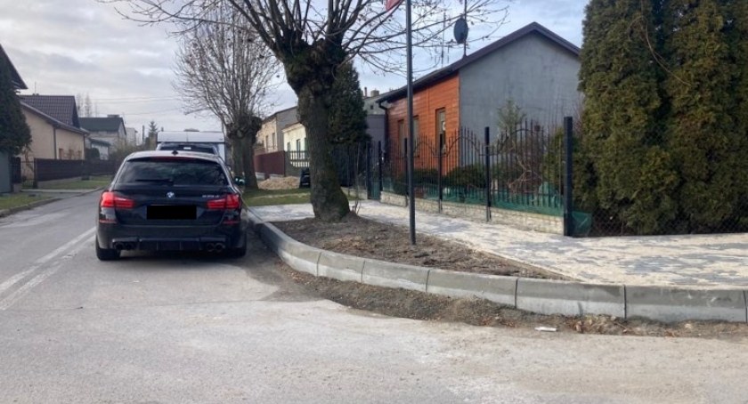 Kowalowiec. Mieszkaniec: Takie wysokie krawężniki. Urząd: Spokojnie, jeszcze asfalt przecież