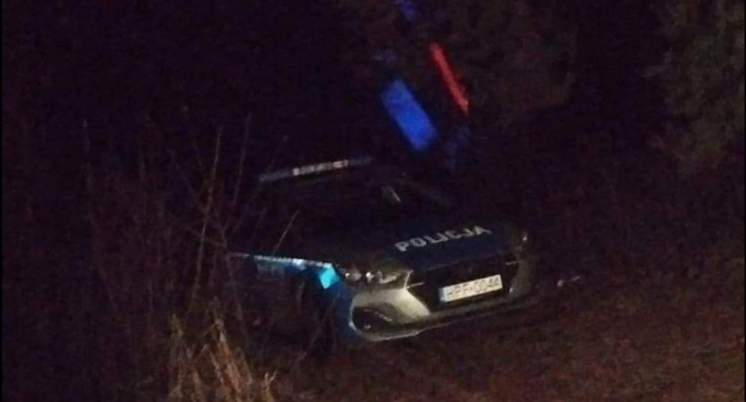 Policjanci spali w radiowozie. Naczelnik drogówki: Funkcjonariusze też mają prawo do przerwy 