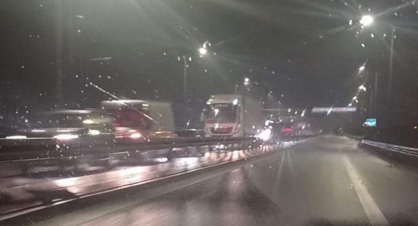 Zjazd z autostrady A1 w Radomsku zablokowany. Przez jedną ciężarówkę 