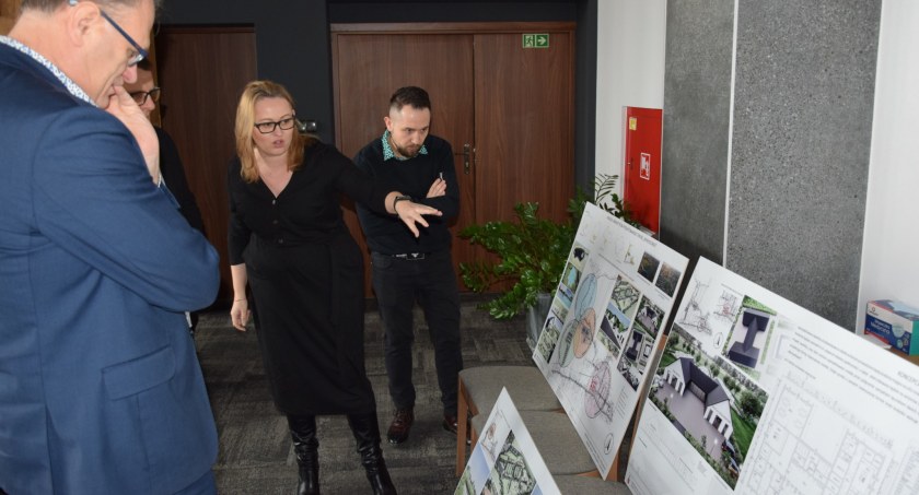 Zbiornik Wymysłówek: studenci pokazali projekty. Oceniali prezydent Ferenc i wiceprezydent Andrysiak
