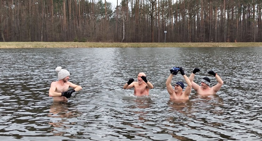 [ZDJĘCIA] Wymysłówek: Morsowanie i saunowanie dla Amelii Fajkowskiej 