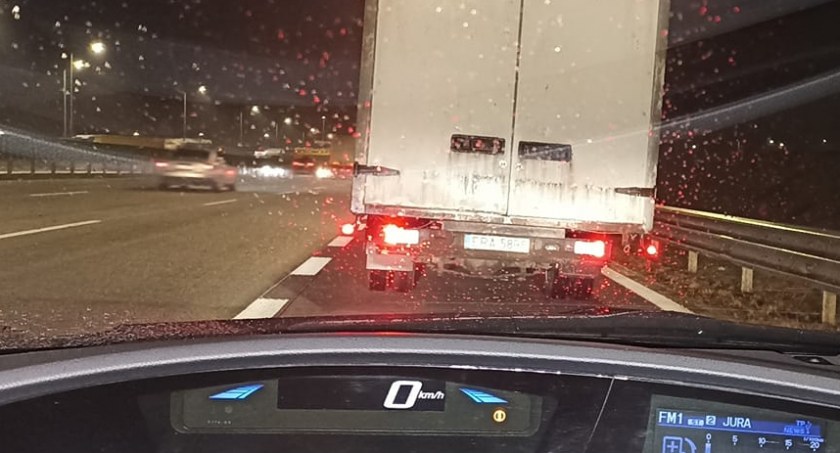 Autostrada A1. Korek na zjeździe w Radomsku z powodu awarii. Kierowca potrzebował pomocy