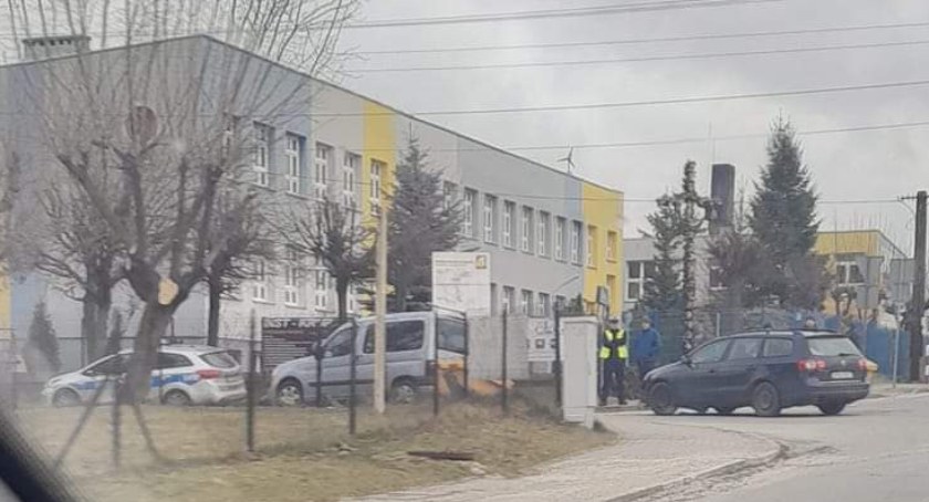 Dobryszyce, ul. Cmentarna. Kolizja dwóch samochodów osobowych. 46-latka zapłaci słony mandat