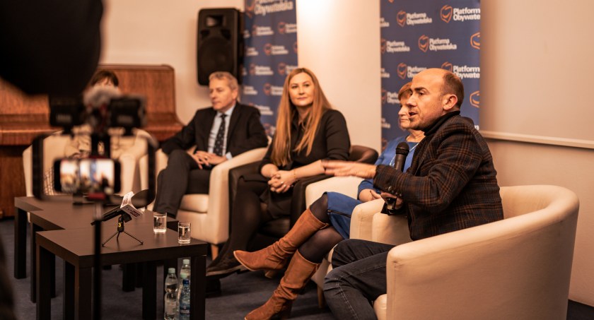 Mieszkaniec: może pan rozwinąć, co znaczy cela plus? Budka: Jasne. Kto kradł, będzie siedział. A takich w PiS na pęczki 