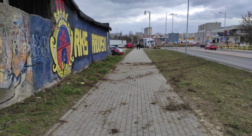 Czytelnik: Ten ktoś musiał tu zdrowo przydzwonić. Policja: Nie mieliśmy takie zgłoszenia