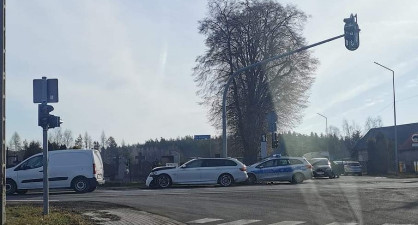 Kletnia, gmina Gomunice, droga krajowa nr 91. Zderzenie na skrzyżowaniu. Kobieta zabrana do szpitala
