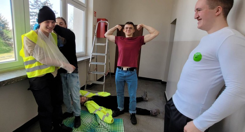 [ZDJĘCIA] I LO im. Feliksa Fabianiego: Międzyklasowe zawody w udzielaniu pierwszej pomocy 