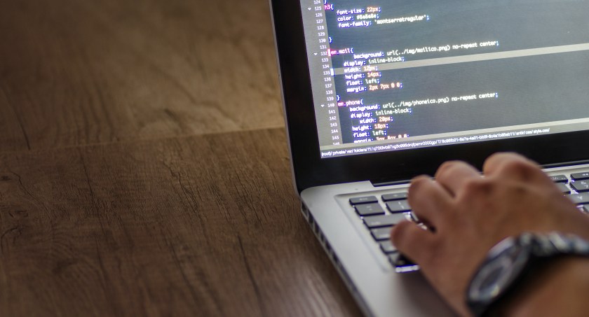 Kurs na programistę – stacjonarnie czy zdalnie?
